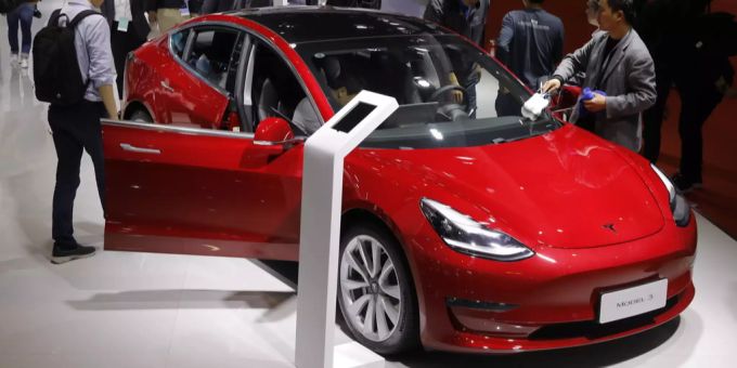 Ein Tesla Model 3 während einer Autoshow in Shanghai. Tesla Model 3