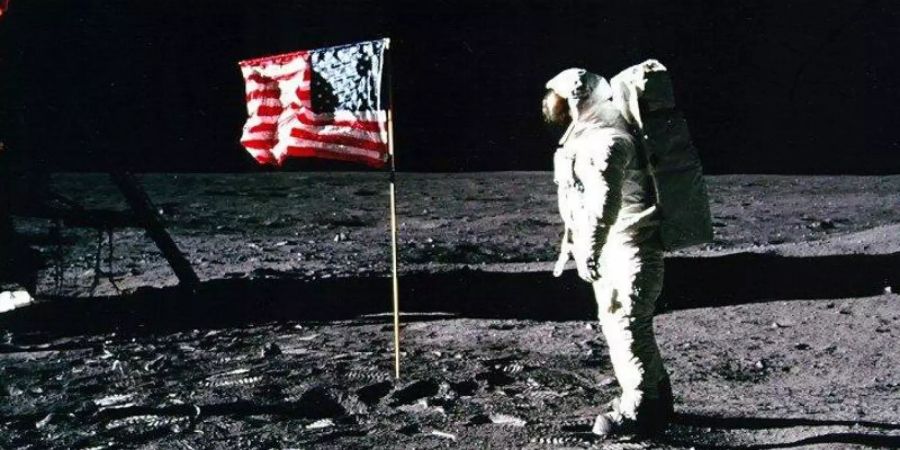 Apollo 11-Astronaut Edwin «Buzz» Aldrin steht 1969 neben der US-Flagge auf dem Mond. Foto: Nasa/EPA