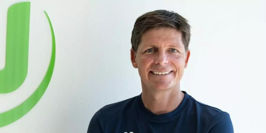 Leitete sein erstes Training beim VfL Wolfsburg: Oliver Glasner, neuer Trainer des Bundesligisten. Foto: Peter Steffen