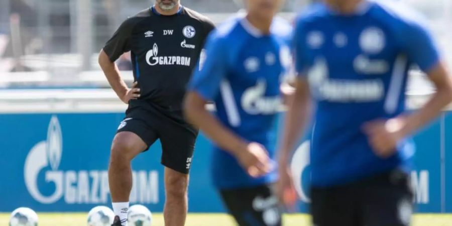 Der neue Schalke-Trainer David Wagner leitete sein erstes Training in Gelsenkirchen. Foto: Bernd Thissen