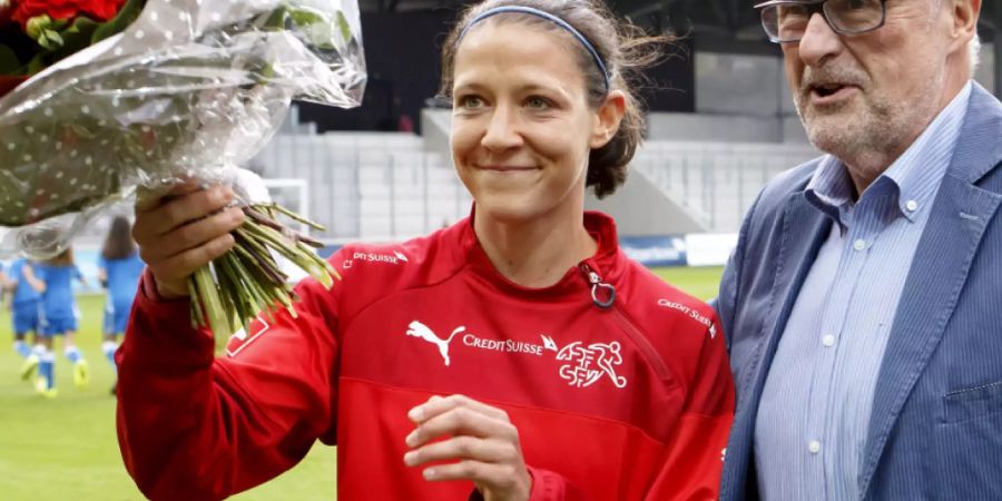 2015 war Daniela Schwarz (links) noch bei ihrem letzten Länderspiel vom damaligen Verbandspräsidenten Peter Gillieron geehrt worden. 2019 gewinnt sie mit dem Gigathlon eine der härtesten Prüfungen im hiesigen Ausdauersport