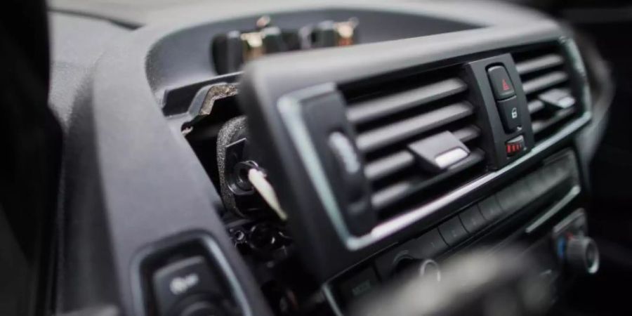 Blick in den Innenraum eines Autos, aus dem Elektronik ausgebaut und gestohlen wurde. Foto: Rolf Vennenbernd
