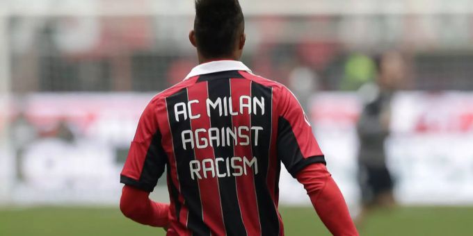Kevin-Prince Boateng (damals AC Milan) protestiert 2013 mit einem T-Shirt gegen Rassismus. Kevin Prince Boateng