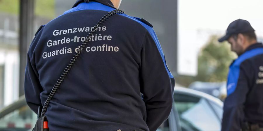 Ein Albaner und eine Griechin sind am Grenzübergang Thayngen (SH) mit vier Kilogramm Kokain - versteckt in der Stossstange - geschnappt worden. (Symbolbild)