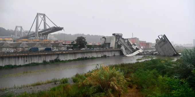 Blick auf die Trümmer der eingestürzten Morandi Autobahnbrücke. genua brücke atlantia