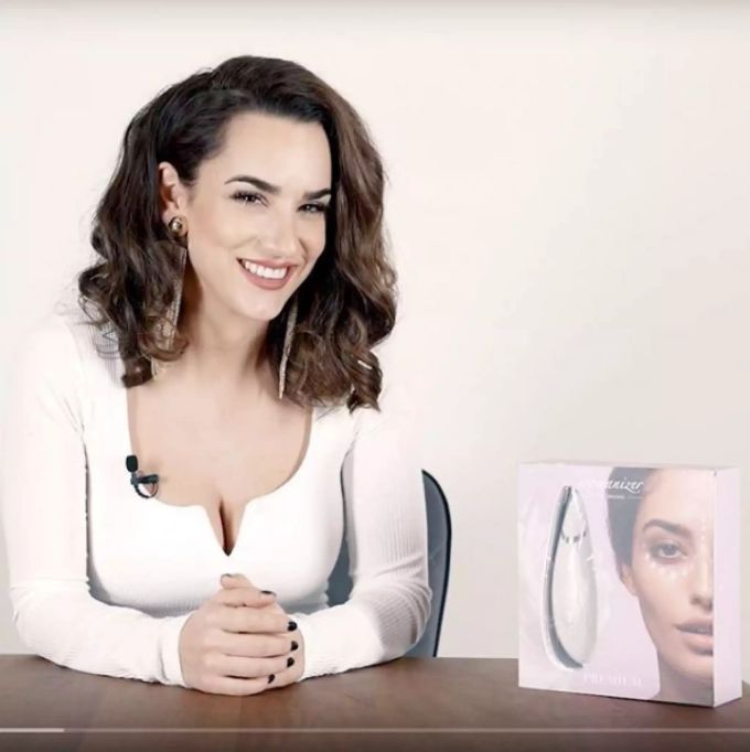 Influencerin Antonella Patitucci gibt ebenfalls ihr Gesicht her. amorana