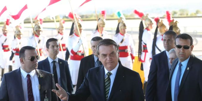 Der brasilianische Präsident Jair Bolsonaro spricht mit Journalisten. jair bolsonaro