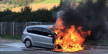 Feuer brach im Motorraum des Personenwagens aus.