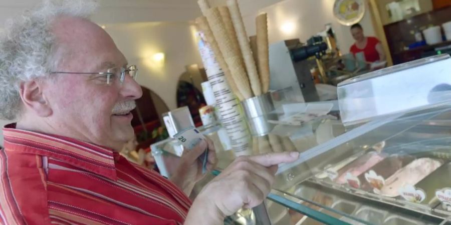 Stolzer Rekordhalter: Georg Schmitz, Oberbürgermeister von Geilenkirchen, kauft sich ein Eis - und will auch seinen Rathaus-Mitarbeitern eines ausgeben. Foto: Caroline Seidel