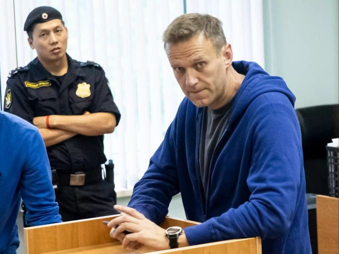 Alexej Nawalny, Oppostionspolitiker aus Russland, kommt in einen Gerichtssaal. Wenige Tage vor einer geplanten Protestaktion ist der russische Kremlkritiker nach eigenen Angaben in Moskau festgenommen worden. Foto: Pavel Golovkin/AP Kremlkritiker Nawalny Moskau festgenommen