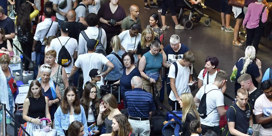 Hohe, aber keine Rekord-Passagierzahlen zum Auftakt der Sommerferien auf dem Flughafen Zürich.