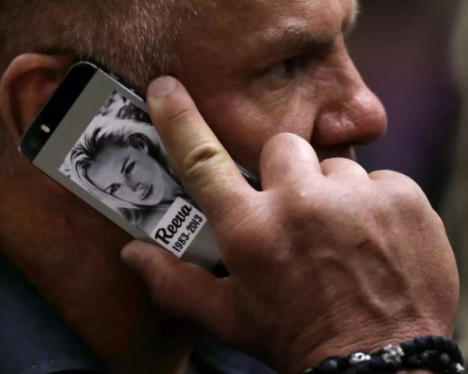 Marc Batchelor hält während des Prozesses gegen Oscar Pistorius ein Mobiltelefon mit einem Bild der erschossenen Reeva Steenkamp in der Hand. Marc Batchelor Oscar Pistorius
