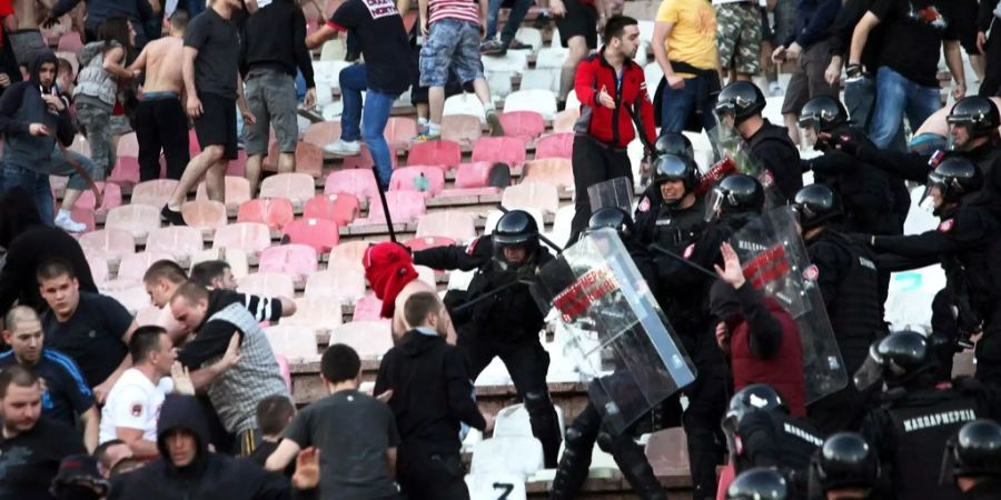 Die Polizei muss im Belgrad-Derby immer wieder eingreifen. Hier im April 2016.