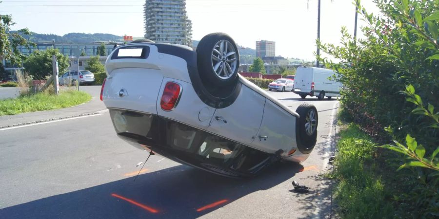 Auto landet nach Kollision auf Dach