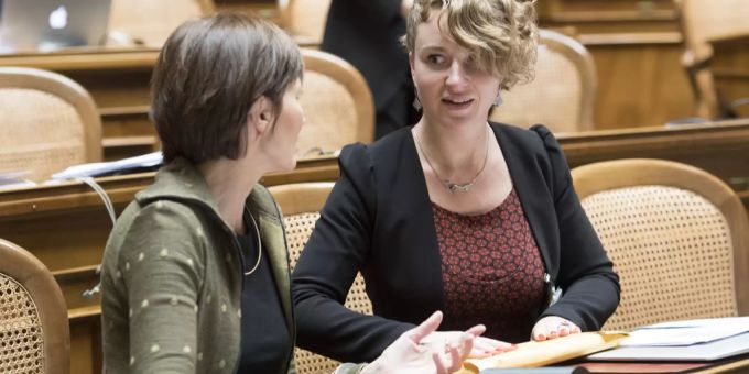 Irene Kälin (Grüne) im Nationalratsaal im Gespräch mit Regula Rytz (Grüne). Irene Kälin