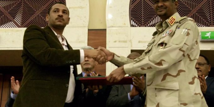 Mohamed Hamdan Dagalo (r.) vom Militärrat und Ahmad al-Rabiah Mohamed Hamdan Dagalo (r.) vom Militärrat und Ahmad al-Rabiah