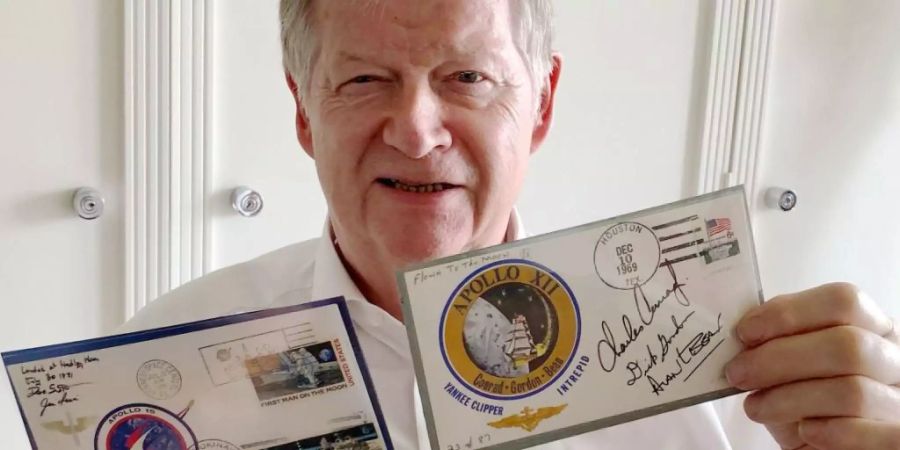 Auktionator Peter Rapp ist stolzer Besitzer von zwei Briefen, die nachweislich auf dem Mond waren.