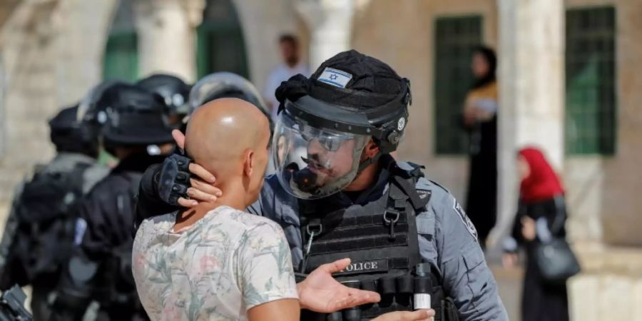 Israelischer Soldat und palästinensischer Gläuber
