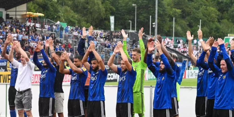 Die Spieler des 1. FC Saarbrücken lassen sich nach dem Spiel von den Zuschauern feiern. Foto: Oliver Dietze