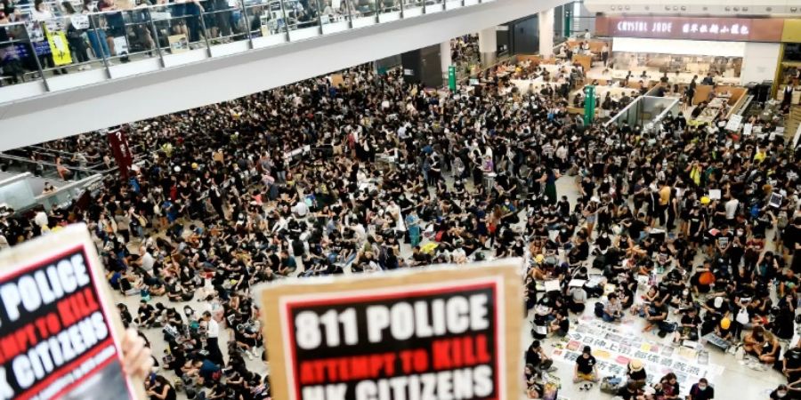 5000 Menschen demonstrieren am Hongkonger Flughafen