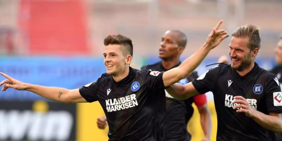 KSC-Profi Marvin Wanitzek (l) feiert seinen Treffer zum 2:0. Foto: Uli Deck
