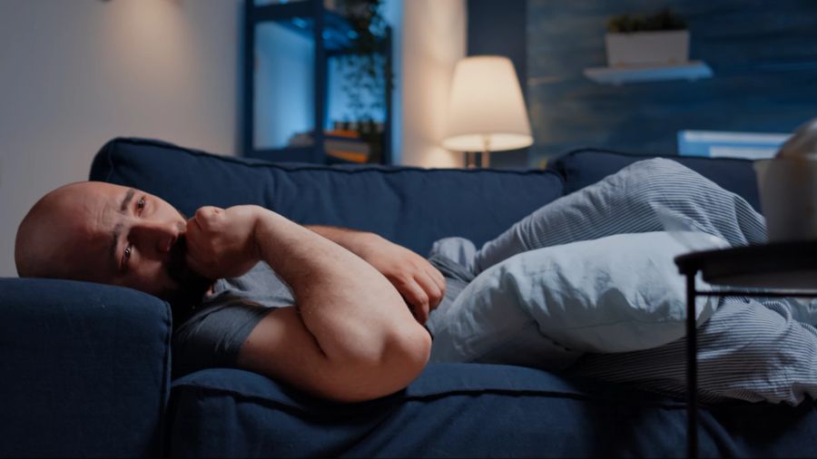 Trauriger Mann auf Couch