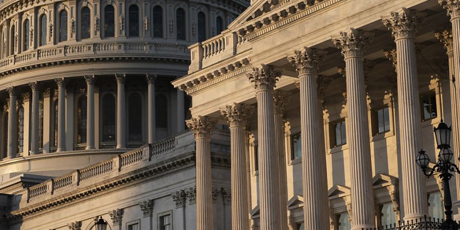 ARCHIV - Blick auf das Friedensdenkmal und die Kuppel des US-Kapitols bei bewölktem Himmel. Foto: J. Scott Applewhite/AP/dpa