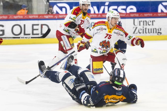 Alexandr Iakovenko (EHC Biel) gegen Manix Landry (Ambri-Piotta) im Play-In der National League. EHC Biel Ambri-Piotta