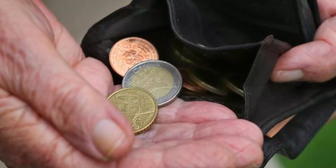 Eine Rentnerin hält einen Geldbeutel mit verschiedenen Euromünzen (gestellte Szenen). Wissenschaftler haben die Politik aufgefordert, vor den Problemen bei der Finanzierung der Rentenversicherung nicht die Augen zu verschliessen. Foto: Karl-Josef Hildenbrand/dpa Eine Rentnerin hält einen Geldbeutel mit verschiedenen Euromünzen (gestellte Szenen). Wissenschaftler haben die Politik aufgefordert, vor den Problemen bei der Finanzierung der Rentenversicherung nicht die Augen zu verschliessen. Foto: Karl-Josef Hildenbrand/dpa