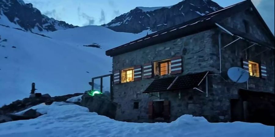 Bei der Wiwannihütte VS liegt noch viel Schnee.