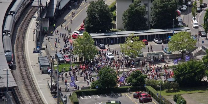 An Abstimmungssonntag - Skeptiker-Demo zieht durch Zug