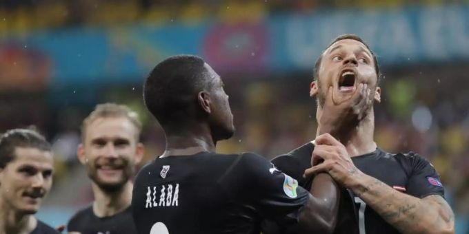 Auftaktsieg gelungen: Österreich-Torschütze Marko Arnautovic (r) wird von David Alba auf besondere Art beglückwunscht. Foto: Robert Ghement/POOL EPA/AP/dpa Auftaktsieg gelungen: Österreich-Torschütze Marko Arnautovic (r) wird von David Alba auf besondere Art beglückwunscht. Foto: Robert Ghement/POOL EPA/AP/dpa