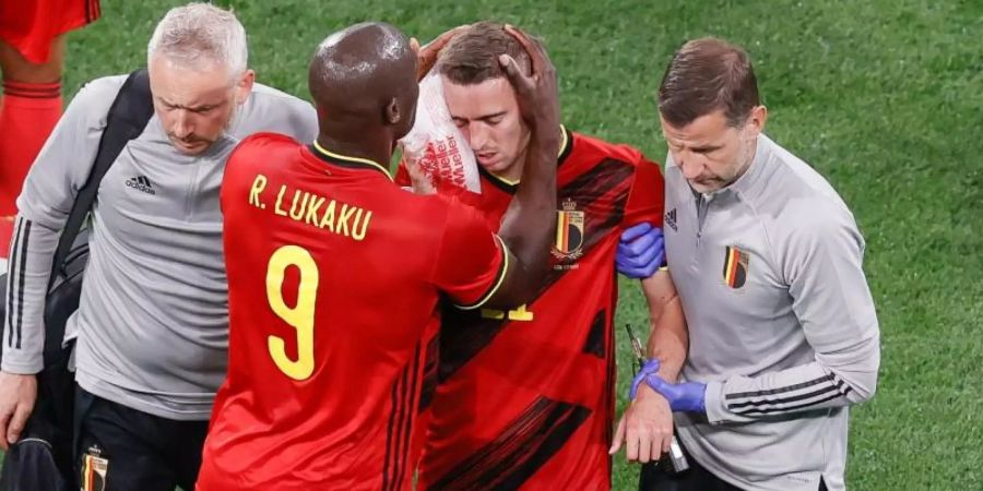 Muss nach seiner Verletzung aus dem Russland-Spiel operiert werden: Belgiens Timothy Castagne (M). Foto: Bruno Fahy/BELGA/dpa