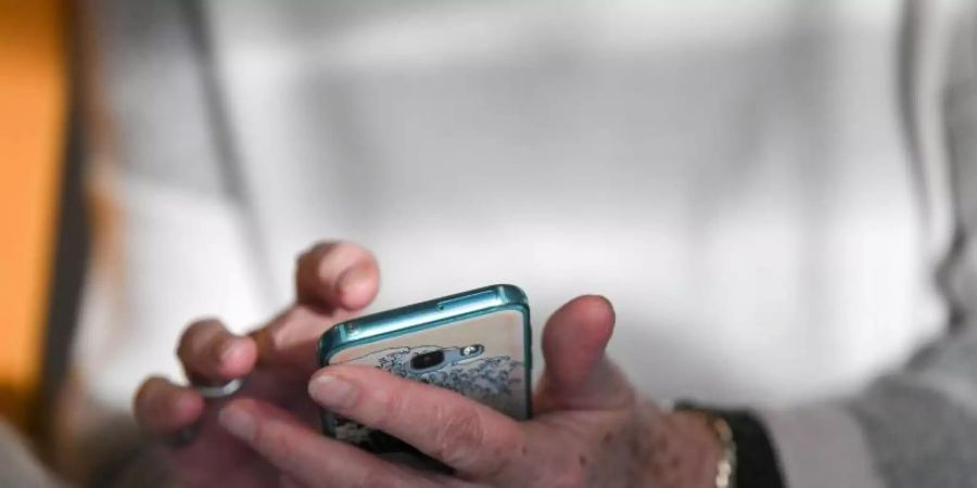 Ältere Menschen in Deutschland nutzen für die Erledigung ihrer Finanzgeschäfte immer häufiger ein Smartphone, Tablet-Computer oder PC. Foto: Jens Kalaene/dpa-Zentralbild/dpa