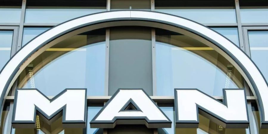 Manager Siegfried Wolf soll unter der Traditionsmarke «Steyr» eine Auftragsproduktion von Nutzfahrzeugen und -Teilen etablieren. MAN wird nach eigenen Angaben «länger als bisher geplant für Aufträge sorgen». Foto: Peter Kneffel/dpa