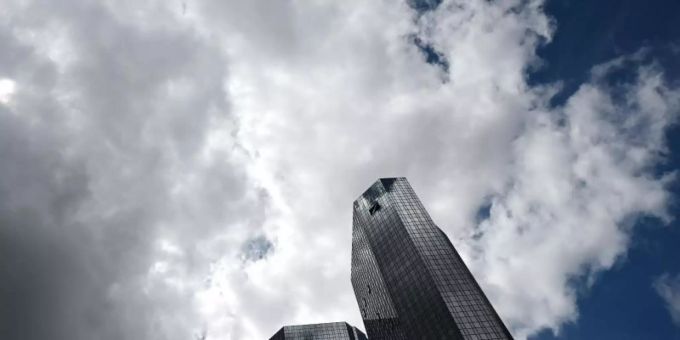Bis zum Herbst will die Deutsche Bank Lösungen gefunden haben, um die Gebührenerhöhungen beim Grossteil ihrer Kunden durchzusetzen. Foto: Arne Dedert/dpa Bis zum Herbst will die Deutsche Bank Lösungen gefunden haben, um die Gebührenerhöhungen beim Grossteil ihrer Kunden durchzusetzen. Foto: Arne Dedert/dpa