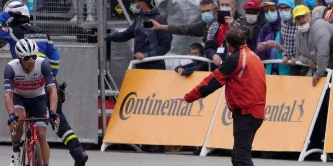 Der Australier Caleb Ewan (r) brach sich bei seinem Sturz das Schlüsselbein. Foto: Christophe Ena/AFP/dpa Der Australier Caleb Ewan (r) brach sich bei seinem Sturz das Schlüsselbein. Foto: Christophe Ena/AFP/dpa