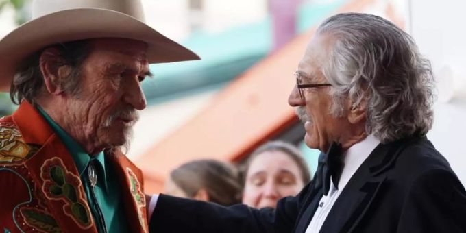Robert De Niro (r) als Max Barber und Tommy Lee Jones als Duke Montana in einer Szene des Films "Kings of Hollywood". Foto: -/Telepool/dpa Robert De Niro (r) als Max Barber und Tommy Lee Jones als Duke Montana in einer Szene des Films "Kings of Hollywood". Foto: -/Telepool/dpa