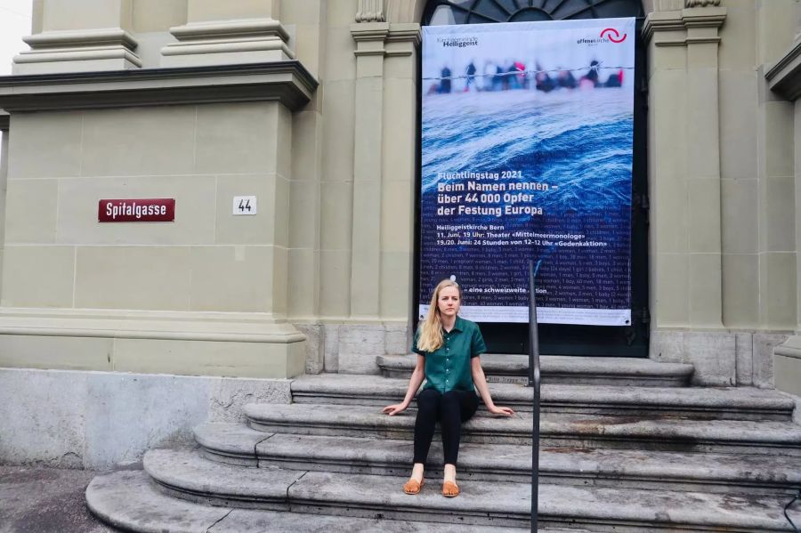 Sara Schmid vor der Heiliggeistkirche in Bern.