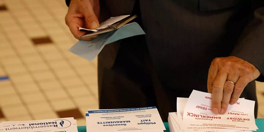 Ein Wähler in Cucq im Département Pas-de-Calais. Foto: Ludovic Marin/AFP/dpa