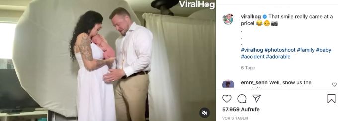 Mama nimmt den Vorfall mit Humor, der Vater schaut verdutzt auf sein weisses Hemd. Baby