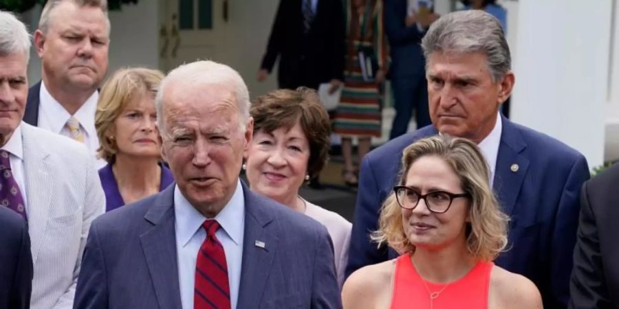 Joe Biden (M) spricht vor dem Weissen Haus mit einer parteiübergreifenden Gruppe von Senatoren. Foto: Evan Vucci/AP/dpa