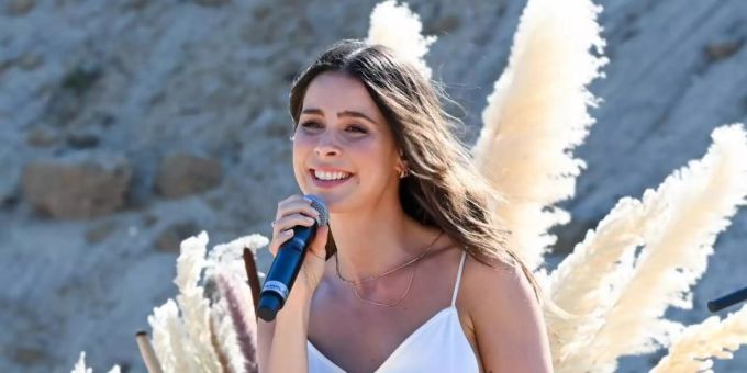 Die Sängerin Lena Meyer-Landrut gibt beim Launch ihres Modelabels «a lot less» beim Fashion-Onlinehändler About You ein Live-Konzert, bei dem auch eine Fashion Show auf dem Gelände einer Kiesgrube gezeigt wird. Foto: Jens Kalaene/dpa-Zentralbild/dpa Die Sängerin Lena Meyer-Landrut gibt beim Launch ihres Modelabels «a lot less» beim Fashion-Onlinehändler About You ein Live-Konzert, bei dem auch eine Fashion Show auf dem Gelände einer Kiesgrube gezeigt wird. Foto: Jens Kalaene/dpa-Zentralbild/dpa
