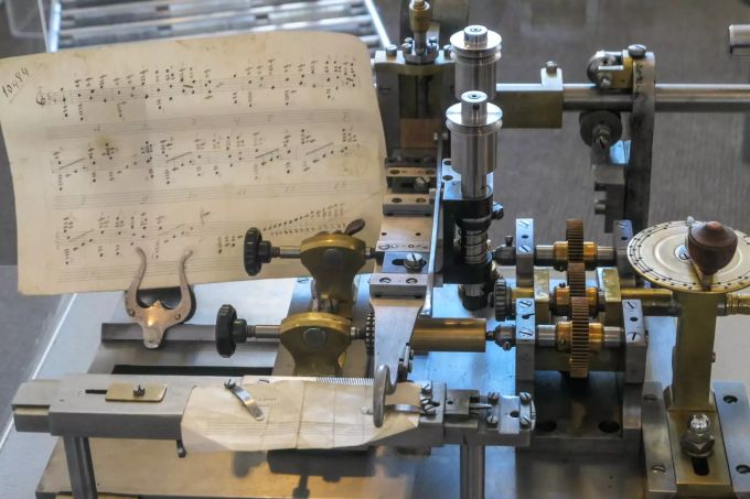 Es brauchte Spezialisten, um Musikstücke umzuschreiben, sodass Vorlagen für das Einsetzen der Stifte in Walzen oder Löcher in Scheiben erstellt werden konnten. Musikdosenwalzen