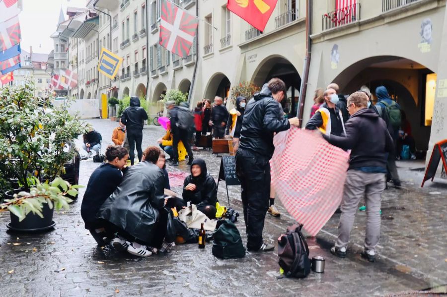 Trotz des Regens haben die Teilnehmenden ein Picknick gemacht.