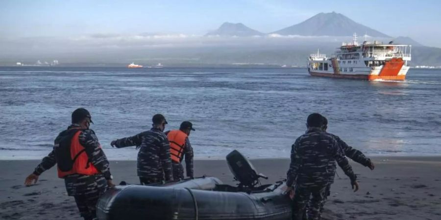 Die indonesische Marine startet die Such- und Rettungsaktion für Opfer der gekenterten Fähre. Foto: Fauzy Chaniago/AP/dpa