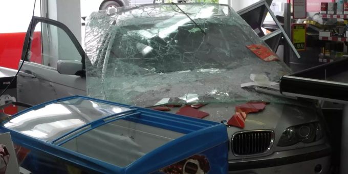 Altendorf: Mit PW in Ladenlokal gefahren - zwei Personen verletzt. altendorf sz