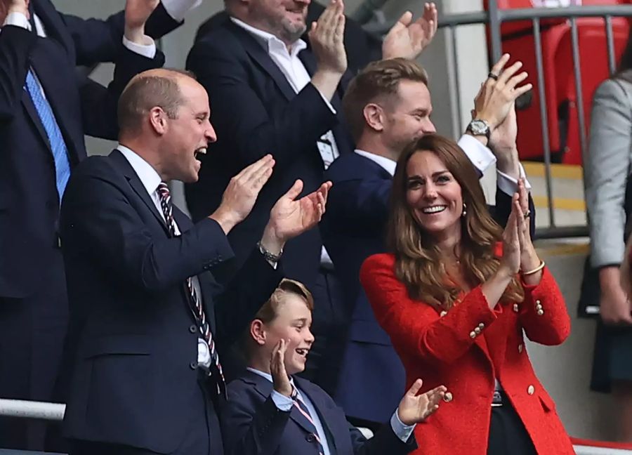 Prinz George jubelt im Stadion.