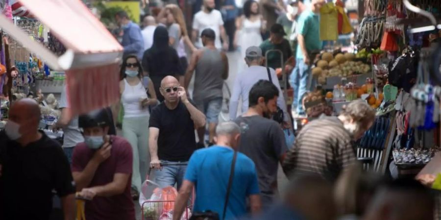 Erst vor kurzem ist die Maskenpflicht im Freien in Israel aufgehoben worden. Foto: Sebastian Scheiner/AP/dpa