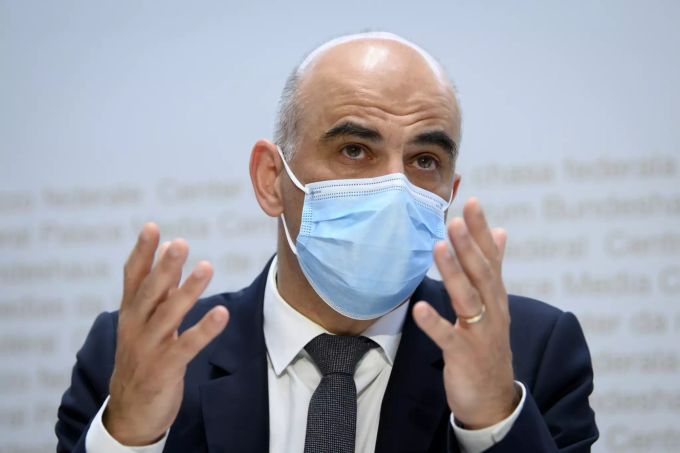 Gesundheitsminister Alain Berset spricht während einer Medienkonferenz über die neusten Entscheide des Bundesrats zur Coronavirus-Pandemie, am Freitag, 11. Juni 2021, in Bern. MK, MEDIENKONFERENZ, PRESSEKONFERENZ, BUNDESRAT,
